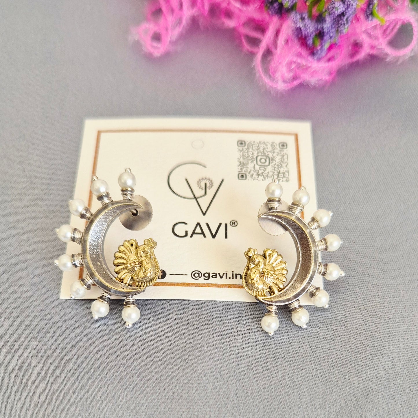 GAVI® Oxidized Crescent with White Beads Studs