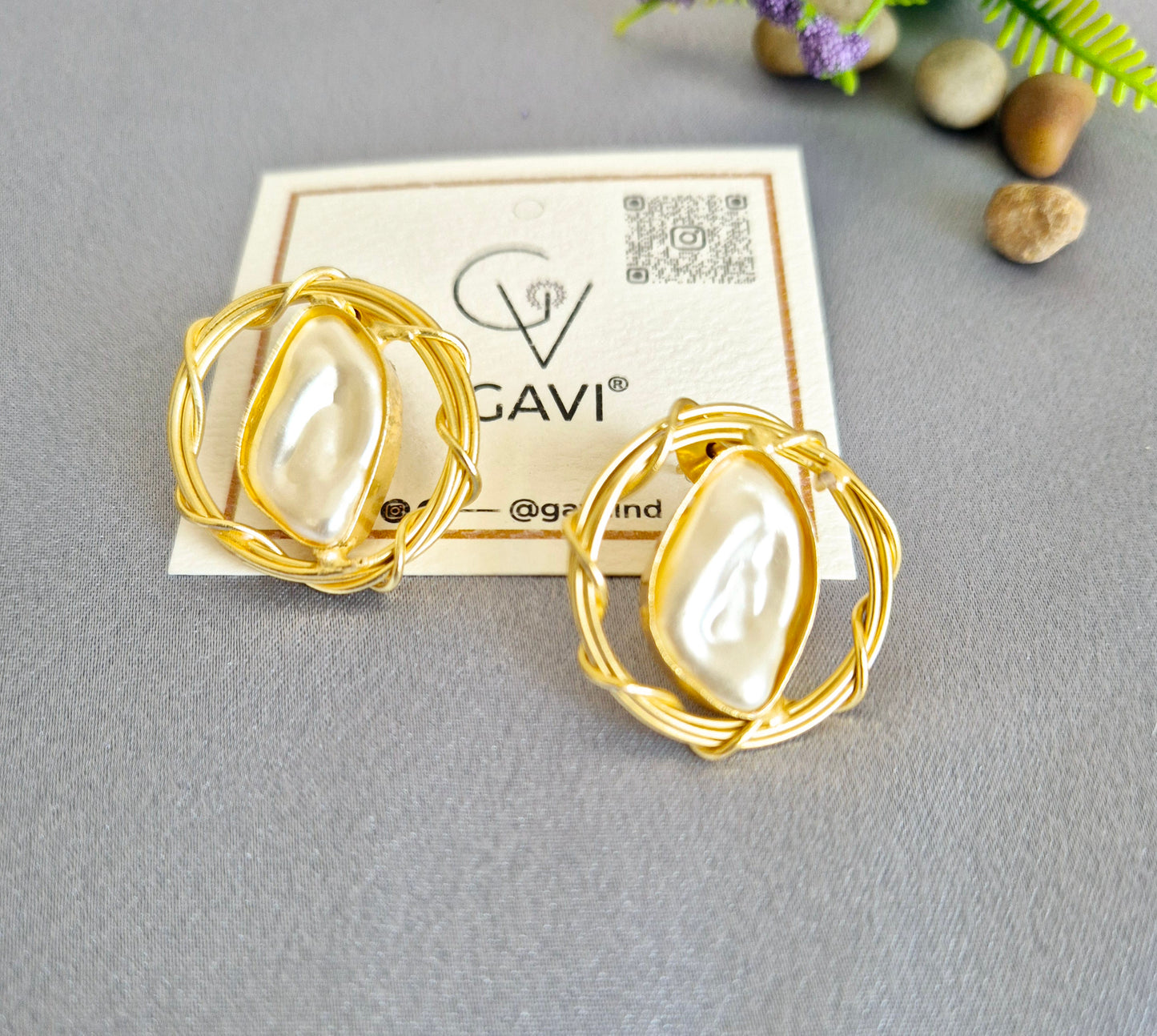 GAVI® Mother Of Pearl Round Copper Alloy Earring