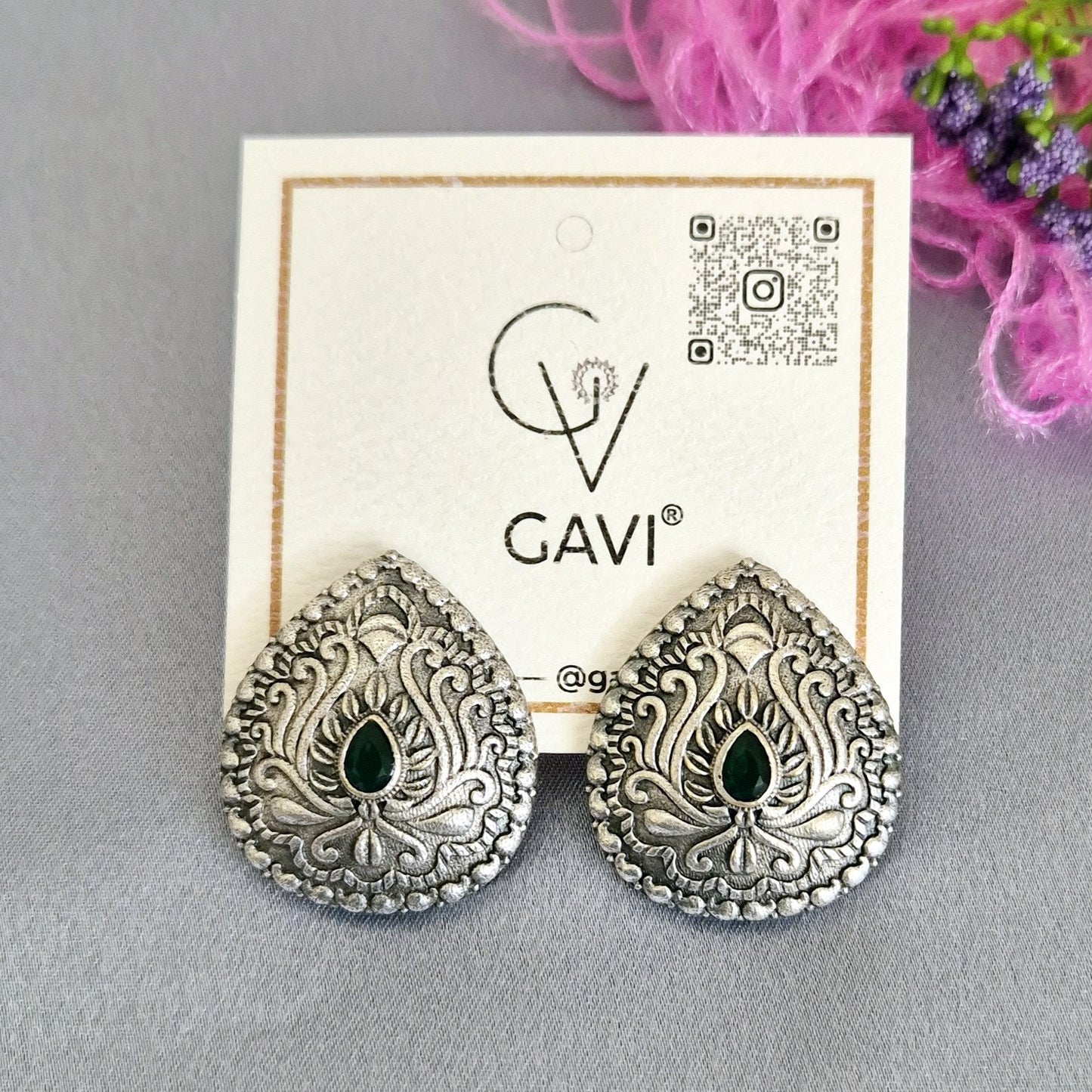 GAVI® Leaf-shaped green stone studs