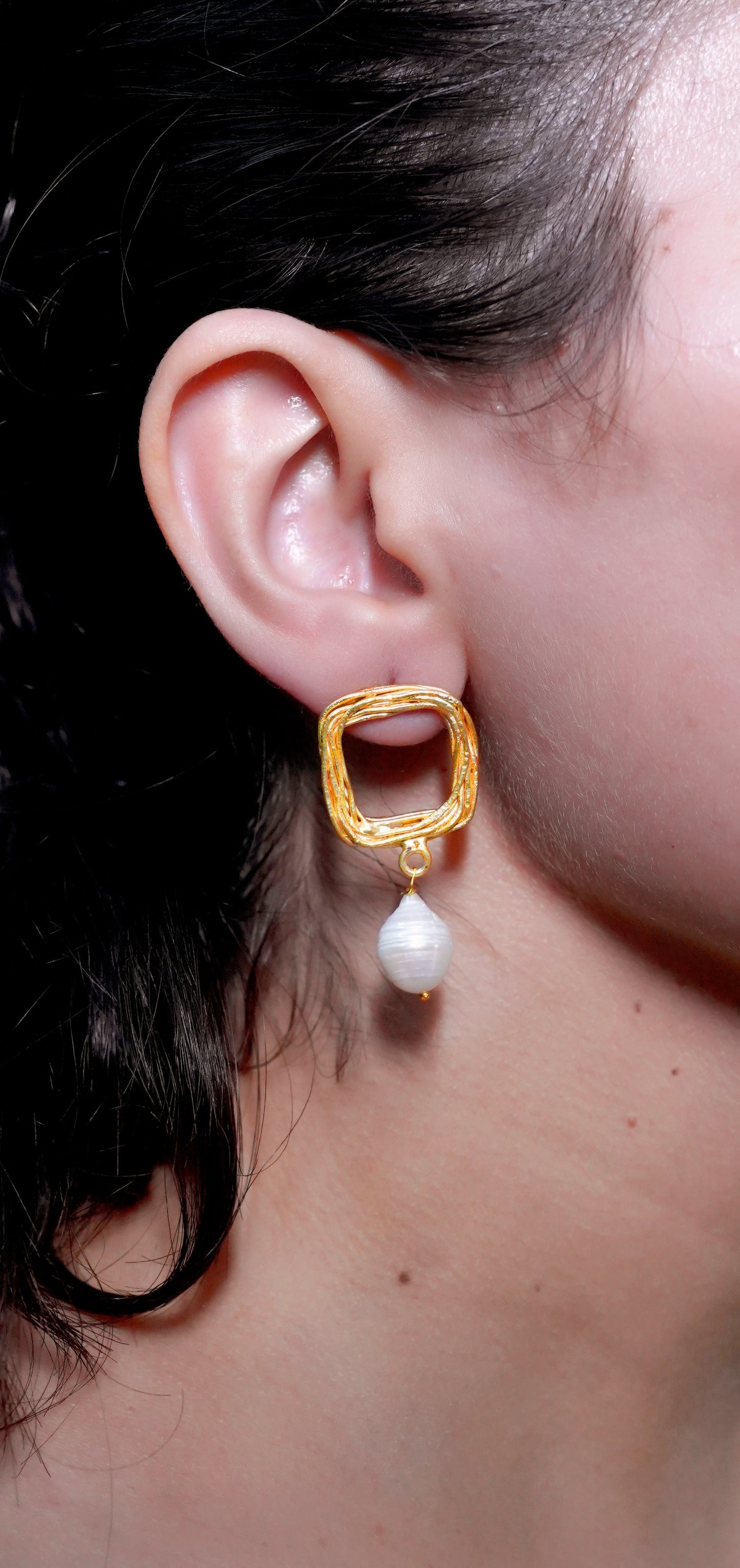 GAVI® Freshwater Pearls Gold Square Necklace Set.