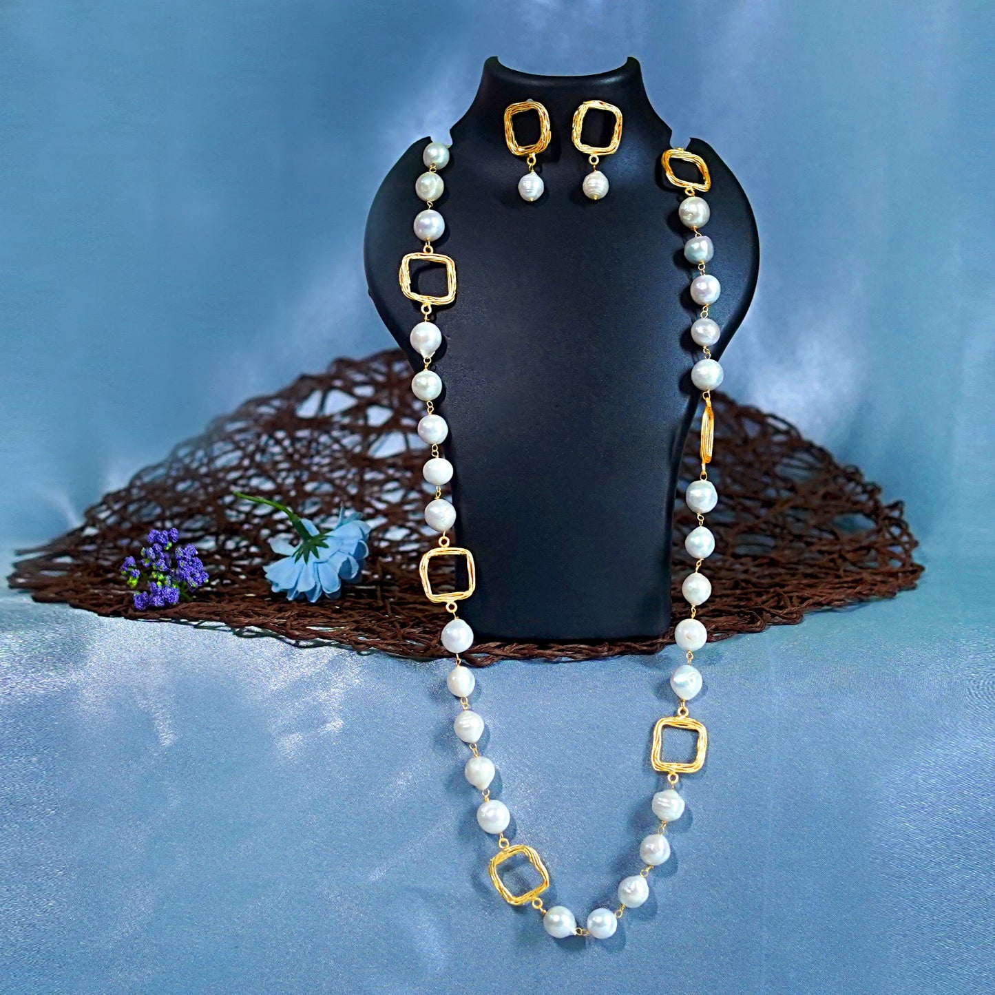 GAVI® Freshwater Pearls Gold Square Necklace Set.