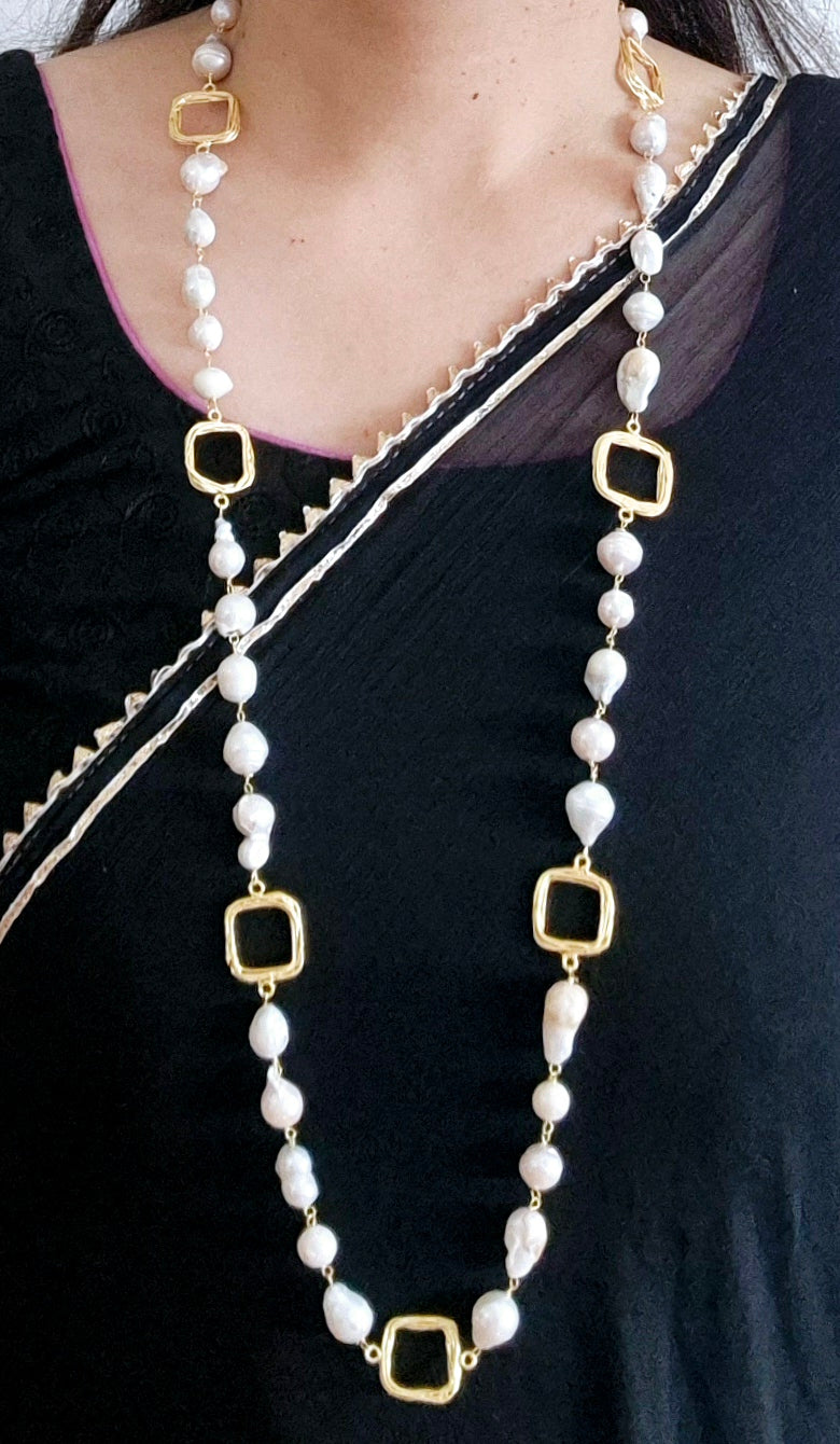 GAVI® Freshwater Pearls Gold Square Necklace Set.