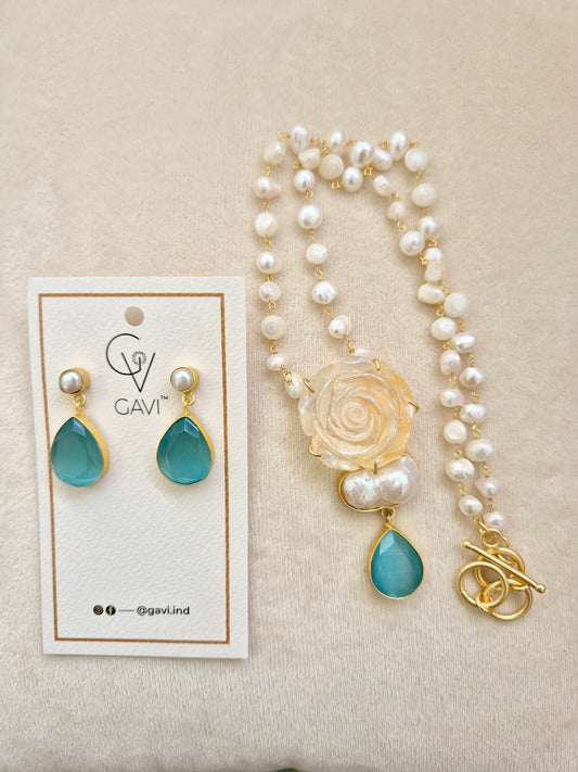 GAVI® Freshwater Pearls Necklace Set.