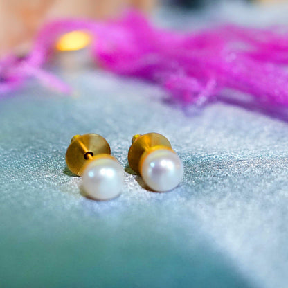 GAVI® Pearl Glow Ear cuff and Freshwater Pearl Stud Set