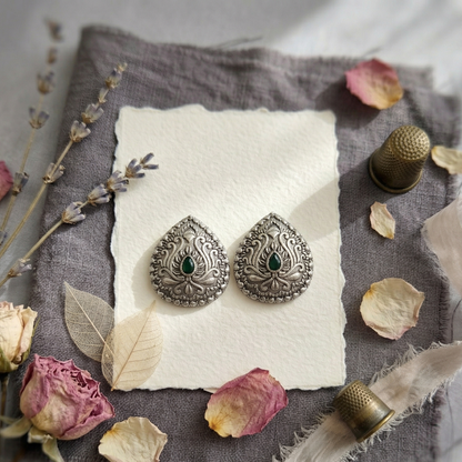 GAVI® Leaf-shaped green stone studs